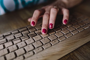 perempuan, tangan mengetik teks, nirkabel, kayu, keyboard, Closeup, tangan, mengetik, teks, wanita, ruang kerja