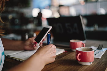 joven, mujer, trabajando, café, caucásico, femenino, oficina, espacio de trabajo, lugar de trabajo, computadora, macbook