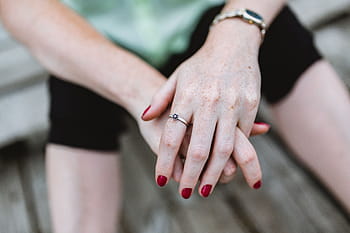 Mujer, manos, joyería, detalle, anillo, pecas, uñas rojas, manicura, mano humana, personas, mujeres