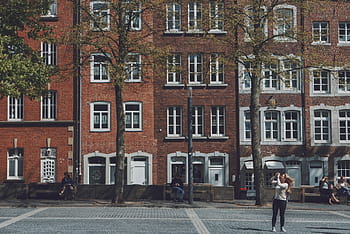 žena, stojící, beton, budova, během dne, architektura, infrastruktura, univerzita, město, strom, rostlina