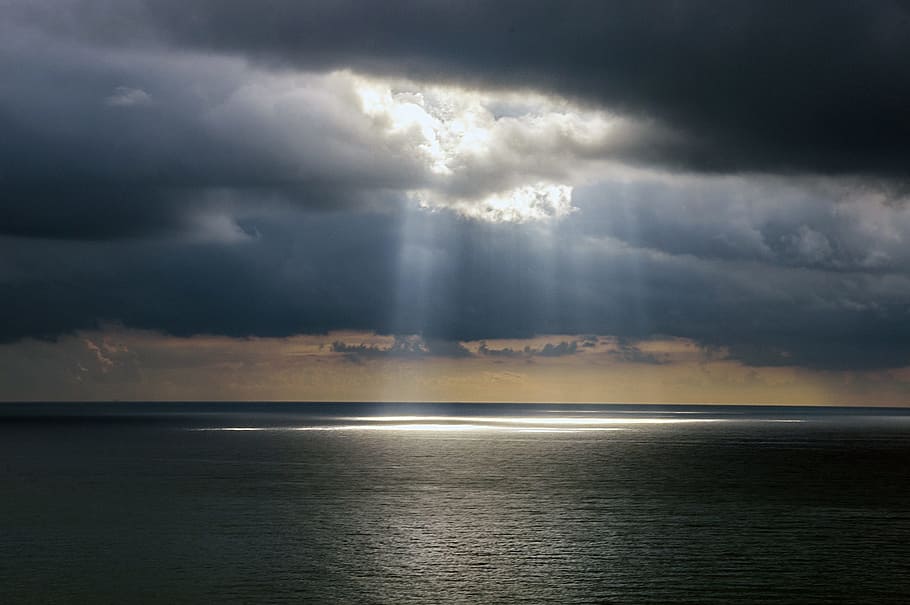 fotografie, oceán, krepuskulární paprsky, nebe, mraky, zataženo, přímořská krajina, voda, odrazy, světla, kontrast