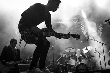 foto grayscale, manusia, bermain, gitar, panggung, musisi, gitaris, musik, muda, siluet, penyanyi