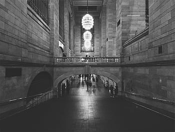 persone, a piedi, calcestruzzo, corridoio della struttura, grayscsale, foto, castello, costruzione, architettura, bianco e nero, lampadari