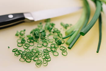 nakrájené jarní cibulky, cibule, pažitka, zelená cibule, zelenina, jídlo, nůž, šéfkuchař, kuchyně, vaření, zdravý