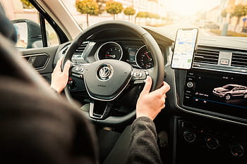 Treiber, mit, modern, Handy, Mobiltelefon, Telefon, Karte, Geographisches Positionierungs System, Navigation, Auto., App, Auto