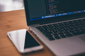 stříbrný macbook pro, macbook, laptop, počítač, technologie, programování, kódování, kód, mobilní, pohybliví, chytrý telefon, podnikání