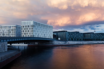 bílý, komerční, budova, během dne, beton, u, tělo, voda, zataženo, nebe, architektura