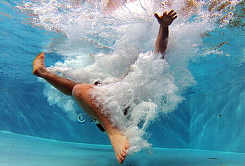 Mensch, Schwimmen, Schwimmbad, unter wasser, Wasser, Tauchen, Haut, Luftblasen, Kanonenkugel, plantschen, Spaß