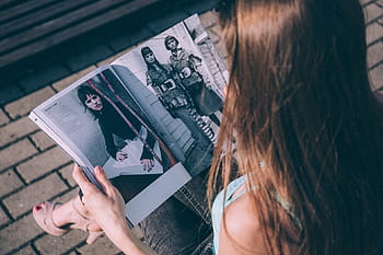 persoon die amusementsmagazine leest, mensen, vrouw, meisje, bruin, haar-, lezing, tijdschrift