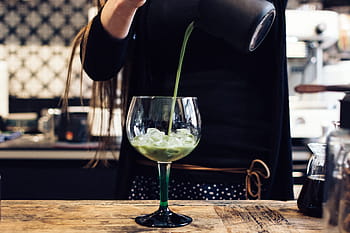 připravuje koktejl matcha, matcha, koktejl, kavárna, napít se, ruce, proces, alkohol, restaurace, nápojová sklenice, muži