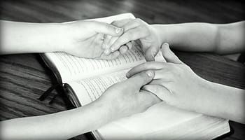 fotografie ve stupních šedi, dva, osoba, hospodářství, ruce, rezervovat, drželi se za ruce, bible, modlí se, přátelé, studování Bible