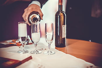 muž, nalévá, šampaňské, nápoje sklenice, nápoje, brýle, jídlo pití, alkohol, večírek, víno, stůl