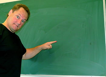 男、 ポインティング、 黒板、 ボード、 教師、 メモ、 ニュースレター、 教育、 チョーク、 学校、 ライティングボード