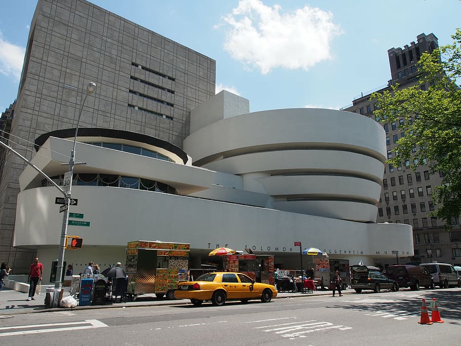 bílý, beton, budova, během dne, New York, muzeum Guggenheim, upřímný lloyd wright, exteriér budovy, městský život, město, auto