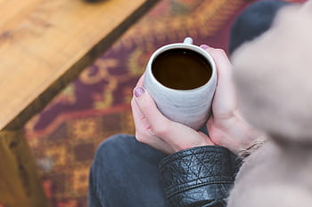 أسود،  القهوة المعتقة،  يشرب،  كوب،  أبيض،  اشخاص،  النساء،  كف،  صباغة الاظافر