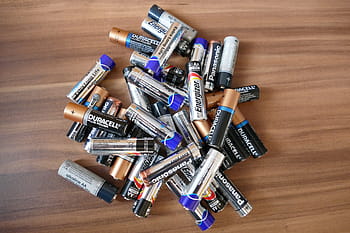 různé barevné baterie, hnědý, dřevěný, horní, baterií, buněk, baterie, energie, Napájení, technologie, elektřina
