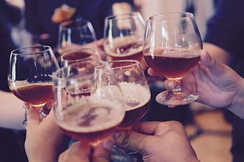 toast verre de vin, des lunettes, grillage, à votre santé, de l'alcool, pain grillé, personnes, célébrer, fête, pub, bar