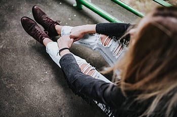 mujer, negro, chaqueta, rasgado, jeans, verde, barandilla, rubia, hembra, niña, hermosa
