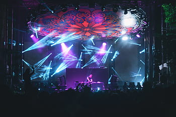 男、 演奏、 楽器、 ステージ、 dj、 ターンテーブル、 コンサート、 人々、 群集、 男性、 女性