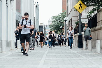 低角度の写真、 グループ、 人々、 ウォーキング、 サイド、 通り、 歩行者、 交差点、 道路、 都市、 生活