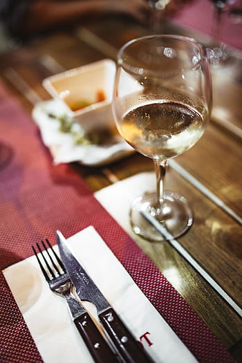 レストランワインを飲む、 友達、 レストラン、 飲む、 ワイン、 イブニング、 楽しい、 幸せ、 女性、 ディナー、 グラス
