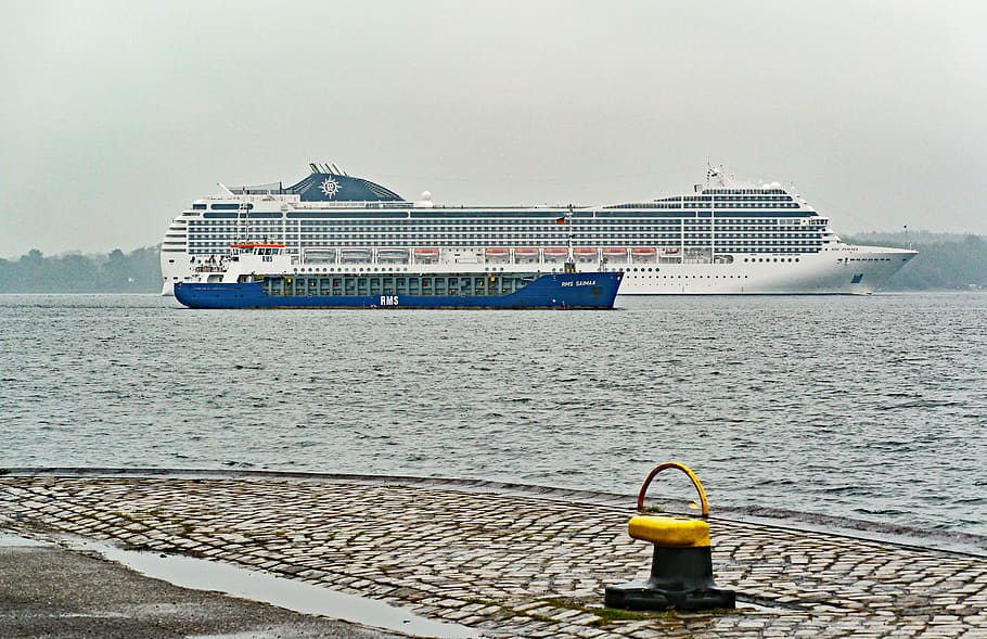 kieler firth, vstup do přístavu, výletní loď, nákladní loď, vstup do nord-ostsee-kanal, kiel-holtenau, pevný, patník, Baltské moře, pobřežní pobřeží Baltského moře, kiel bay