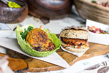 kreativní vegetariánské jídlo, tvořivý, vegetariánský, jídlo, zdravý, mimo, dřevo, chléb, sendvič, zeleniny, rajče