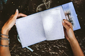 meja, buku, buku catatan, tangan, bacaan, kenangan, jurnal, buku harian, memoar, Wanita