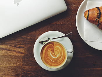 káva, latte, espresso, kavárna, rohlík, snídaně, jídlo, dřevo, stůl, macbook, laptop