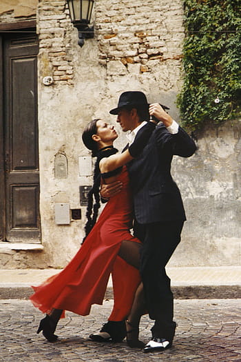 uomo, nero, completo da uomo, donna, rosso, abito da danza a fessura, accanto, grigio, calcestruzzo, parete, uomo in nero