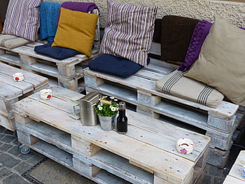 grigio, di legno, pallet, a tema, panchina, pastiglie, accanto, tavolo, bar, rustico, all'aperto
