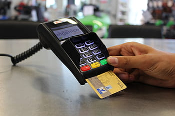 terminál platební karty ingenico, Visa karta, ec-cash, platby, peníze, bezhotovostní, mastercard, bankovní karty, banka, mince, zdát se