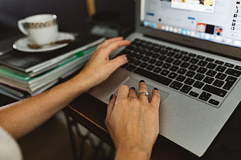 oficina, espacio de trabajo, lugar de trabajo, computadora, macbook, café, trabajo, escritorio, computadora portátil, taza, empresaria