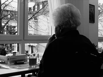fotografie ve stupních šedi, osoba, sedící, okno, žena, starý, závislý, demence, Pohled, myslet si, stáří