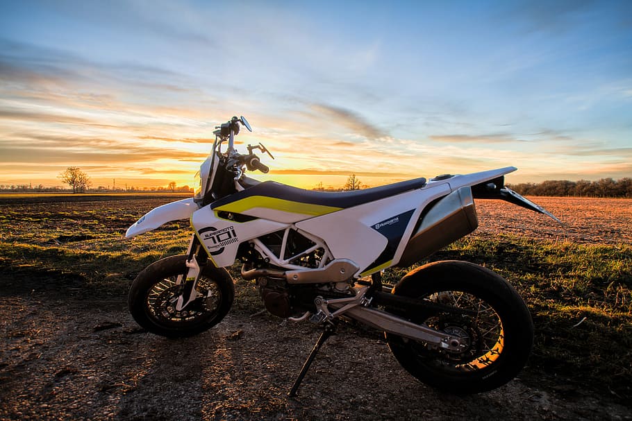 bílý, Husqvarna dirt bike, zaparkováno, tráva, Země, motocykl, západ slunce, motocyklu, silnice, kolo, supermoto
