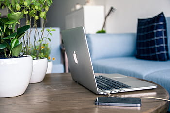 stříbrná macbook, pro, vedle, prostor, šedá, iPhone 5, 5s, hnědý, dřevěný, stůl, macbook