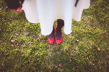 hierba de otoño, niña, de pie, otoño, hierba, moda, hojas, naturaleza, personas, zapatos, al aire libre