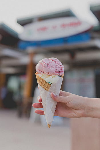 persona, detenzione, gelato alla fragola, cono, ghiaccio, crema, dolce, cibo, congelato, sfocatura, gelato