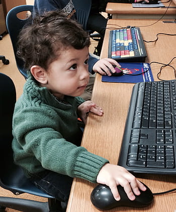 băiat folosind computer, baietel, puțin techie, băiat cu computer, tech, calculatoare, învățătură, copil, calculator, educaţie, învăţare
