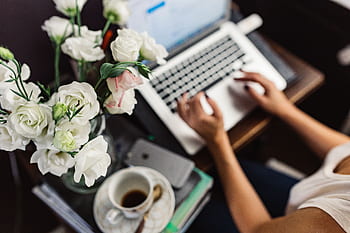 oficina, espacio de trabajo, lugar de trabajo, computadora, macbook, café, trabajo, escritorio, computadora portátil, taza, empresaria