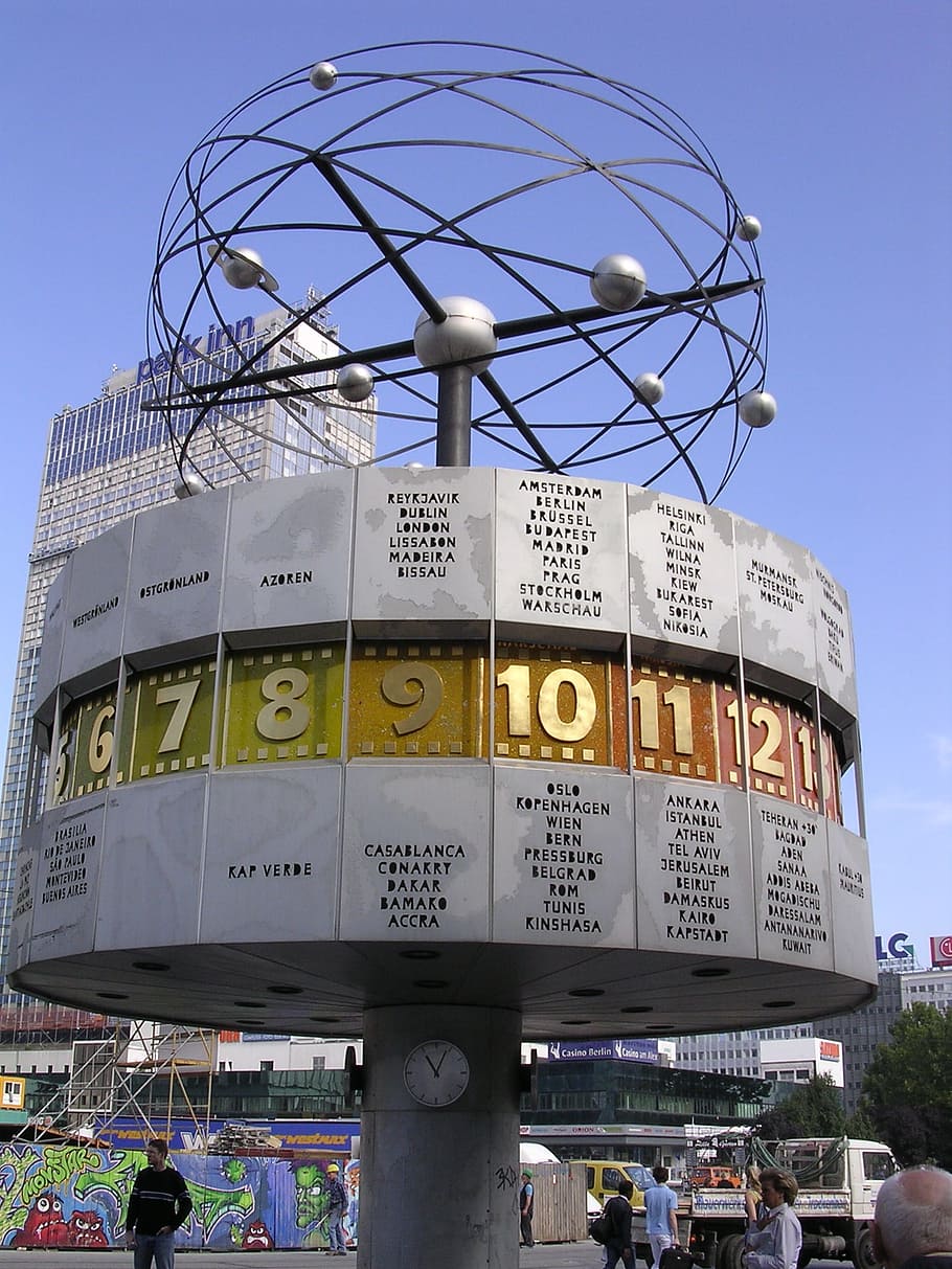 Berlín, hodinky, alexanderplatz, hodiny, město, nízký úhel pohledu, exteriér budovy, cestovní ruch, městský život