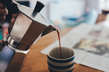 persoon, bezit, mokka pot, gieten, rood, vloeistof, kop, koffie, Bialetti, espresso, ochtend-