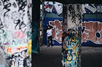 muž, stojící, další, nástěnné graffiti, struktura, budova, zeď, umění, nástěnná malba, malování, graffiti