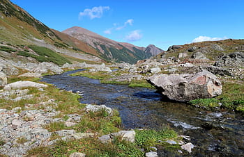 montagne, un antico vulcano, scivoli di roccia, valle di montagna, altopiano, torrente, viaggio, campeggio, natura, paesaggio, altezza