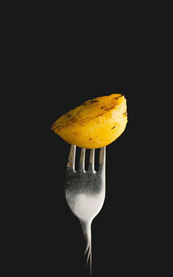 foto ravvicinata, inossidabile, forcella in acciaio, affettato, Patata, foto, fritte, acciaio, forchetta, cibo, sfondo nero
