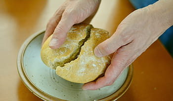 person holding bread, last supper, worship, christian faith, christianity, faith, church, jesus, the bread and wine, meditation, jesus christ