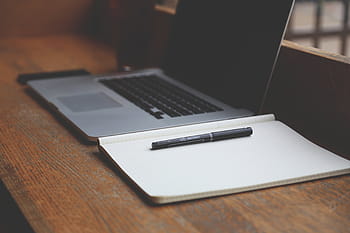 Černá, pero, notebook, vedle, přenosný počítač, hnědý, dřevěný, stůl, bílý, macbook, pro