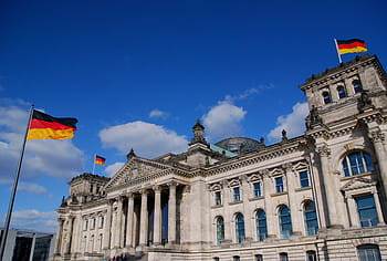 šedá betonová budova, reichstag, Berlín, vládních budov, bundestag, modrá obloha, vlajka, Německo, mraky, budova, architektura