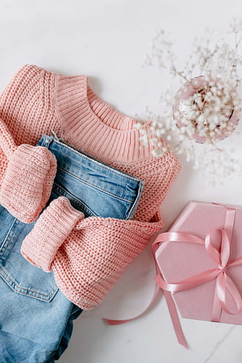 laico, moda, atuendo, flatlay, jeans, suéter, rosa, azul, casual, gafas de sol, lindo