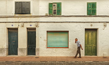 vecchio, uomo, a piedi, strada, città, rustico, cellulare, parlare, dispositivo, tecnologia, architettura